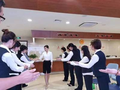 主題教育進(jìn)行時 立足崗位、強(qiáng)化服務(wù)意識——開展窗口服務(wù)禮儀培訓(xùn)